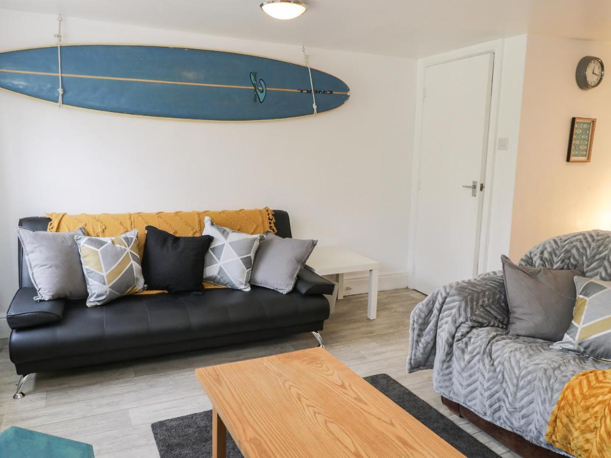 The Surfers Bolt Hole Apartment Whitby Bagian luar foto