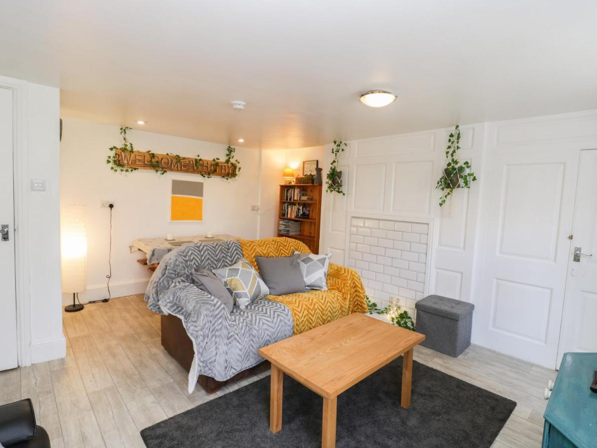 The Surfers Bolt Hole Apartment Whitby Bagian luar foto