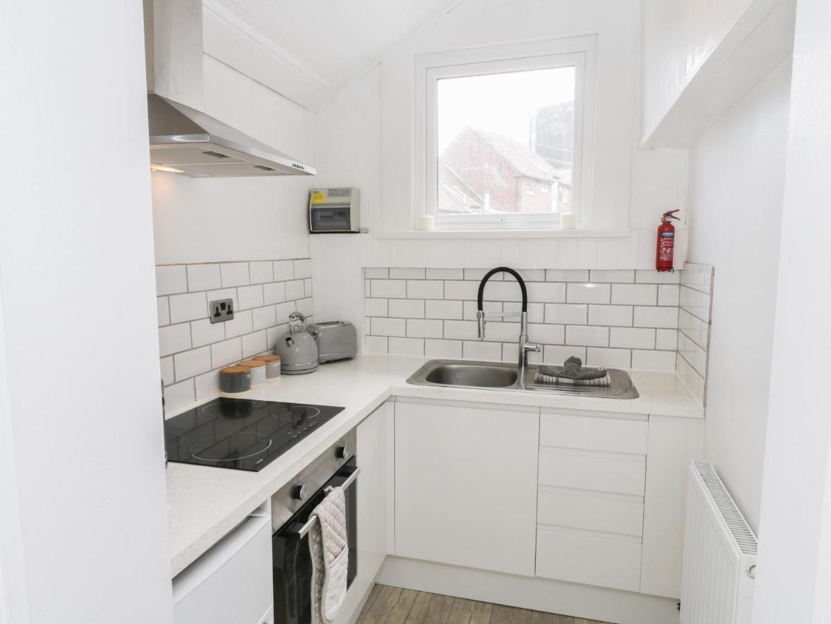 The Surfers Bolt Hole Apartment Whitby Bagian luar foto