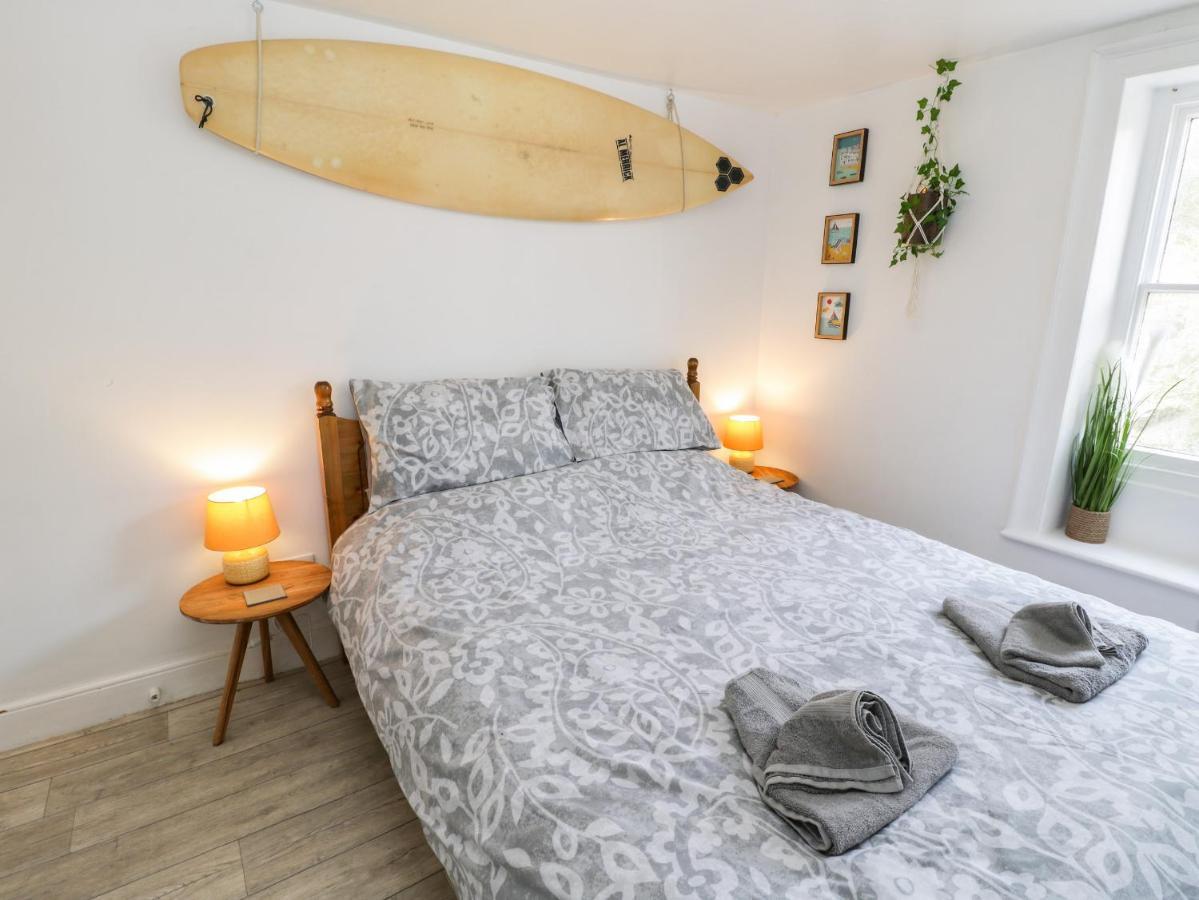 The Surfers Bolt Hole Apartment Whitby Bagian luar foto
