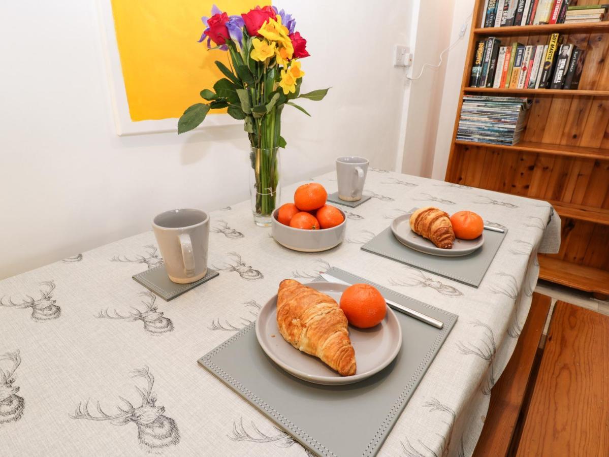 The Surfers Bolt Hole Apartment Whitby Bagian luar foto