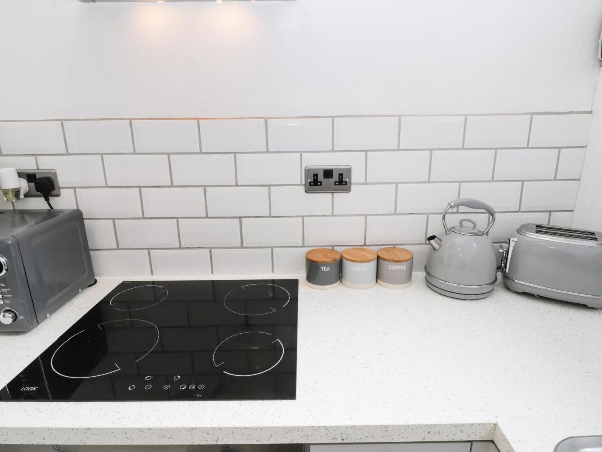 The Surfers Bolt Hole Apartment Whitby Bagian luar foto