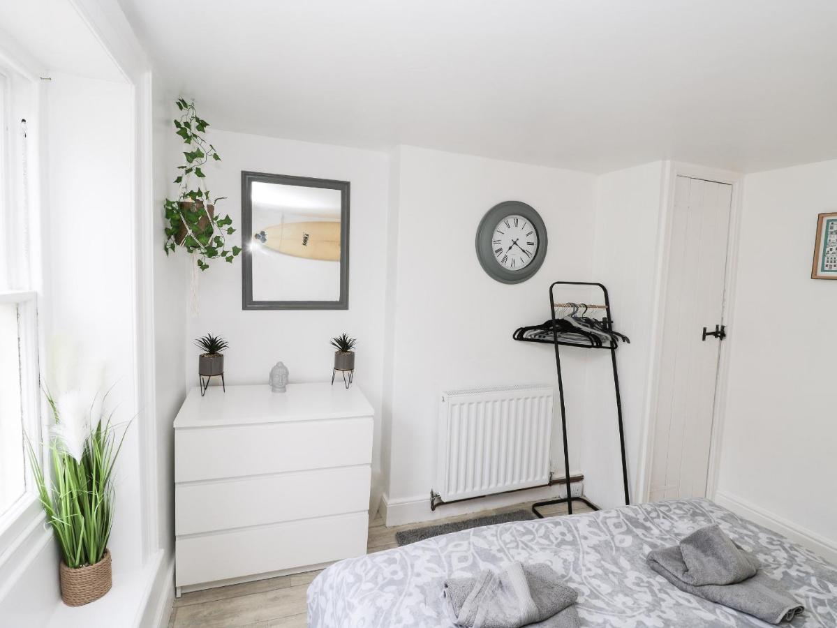 The Surfers Bolt Hole Apartment Whitby Bagian luar foto
