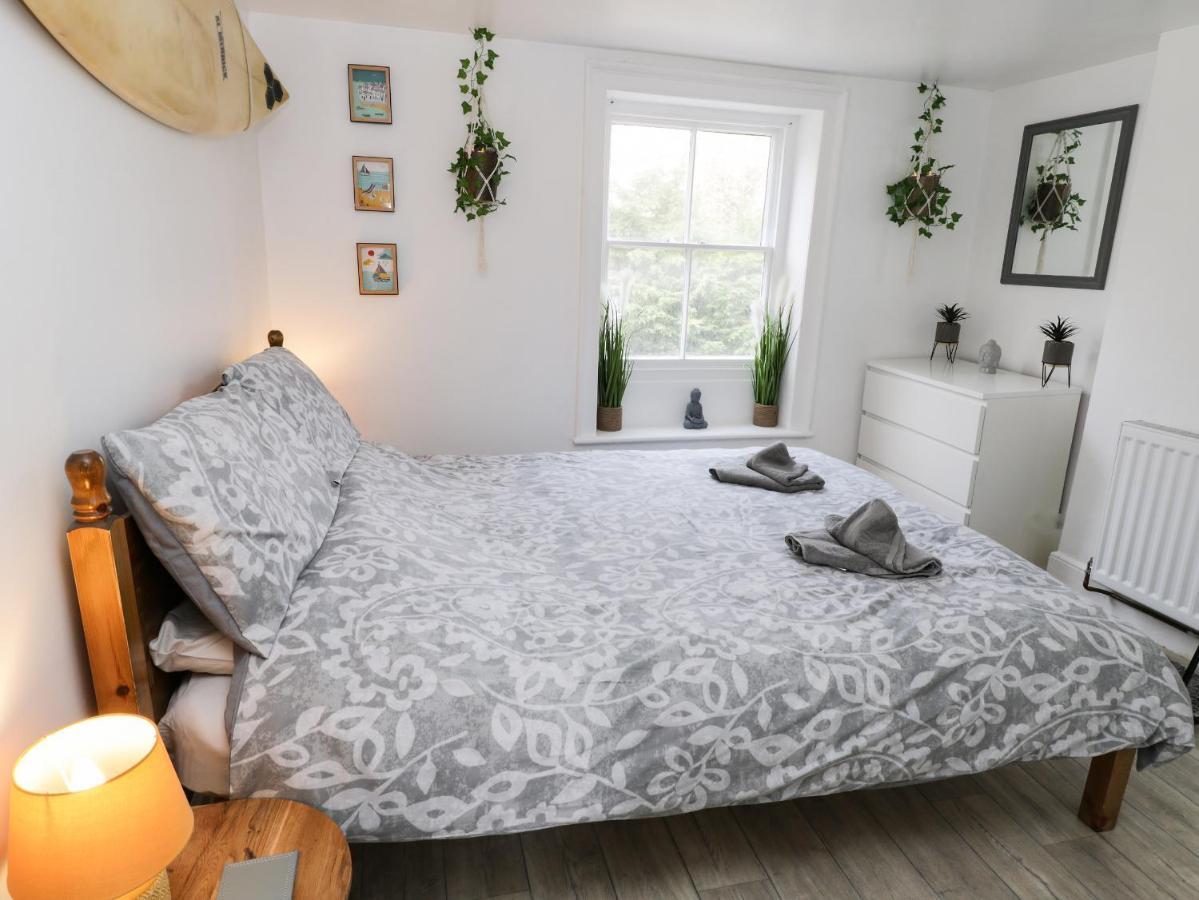 The Surfers Bolt Hole Apartment Whitby Bagian luar foto