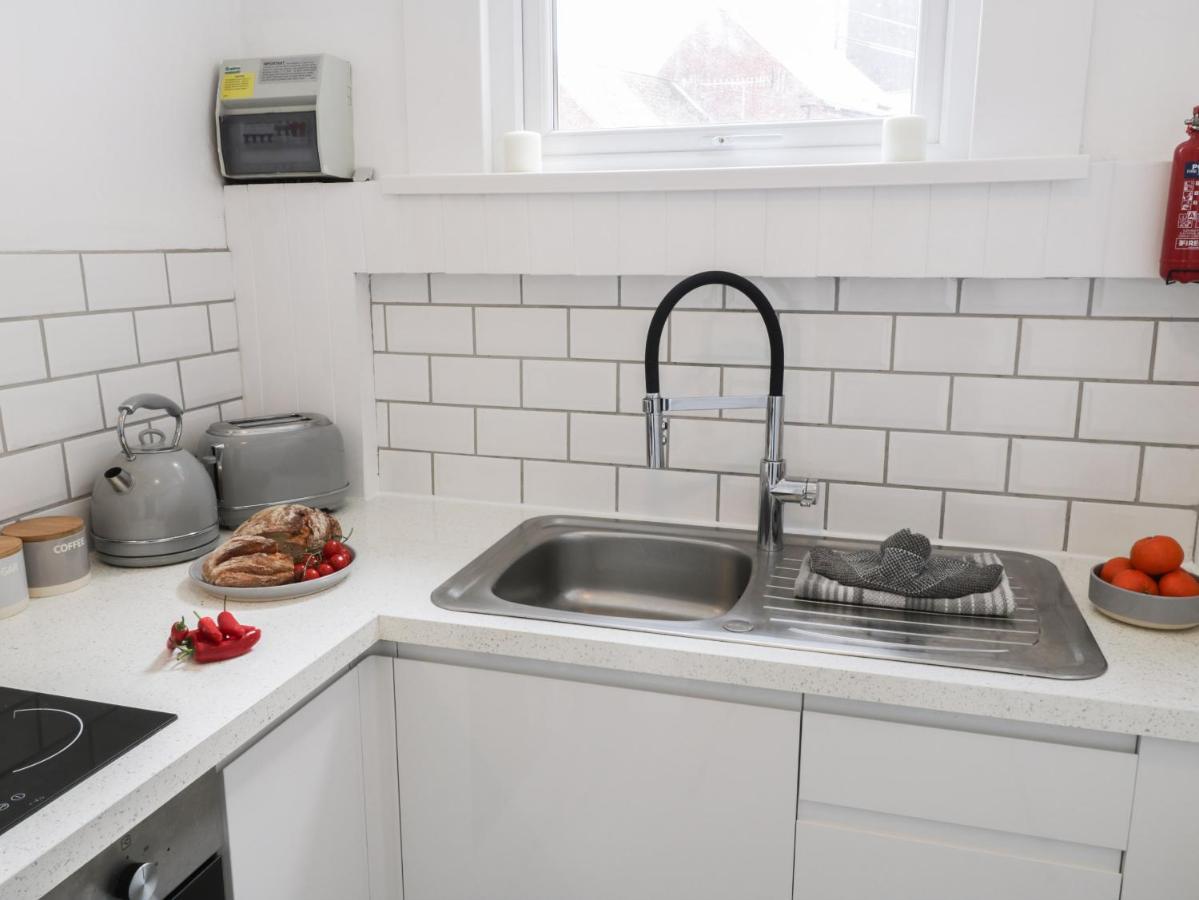 The Surfers Bolt Hole Apartment Whitby Bagian luar foto