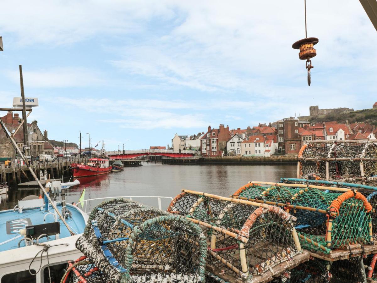 The Surfers Bolt Hole Apartment Whitby Bagian luar foto