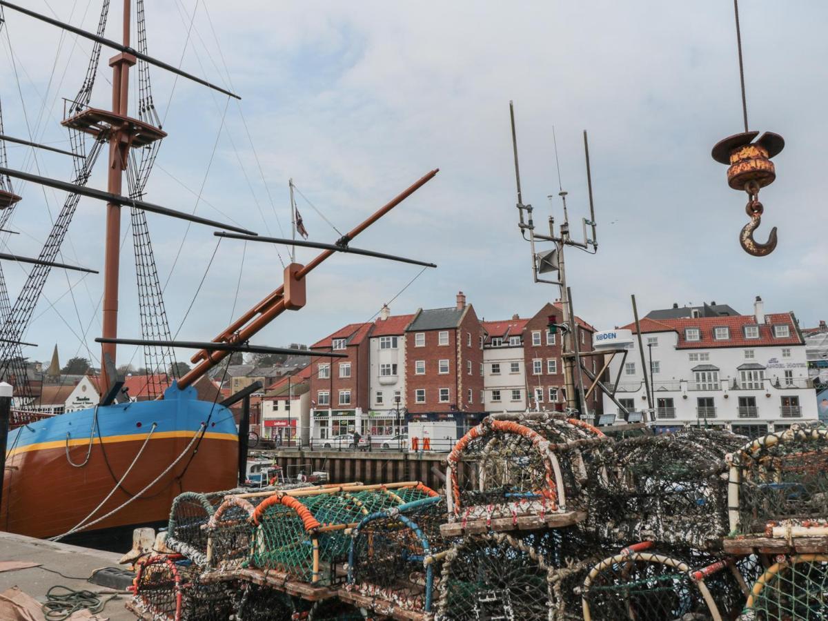 The Surfers Bolt Hole Apartment Whitby Bagian luar foto